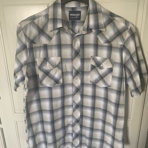 Men’s Wrangler Pearl snapped short sleeved shirt. Plaid print size large